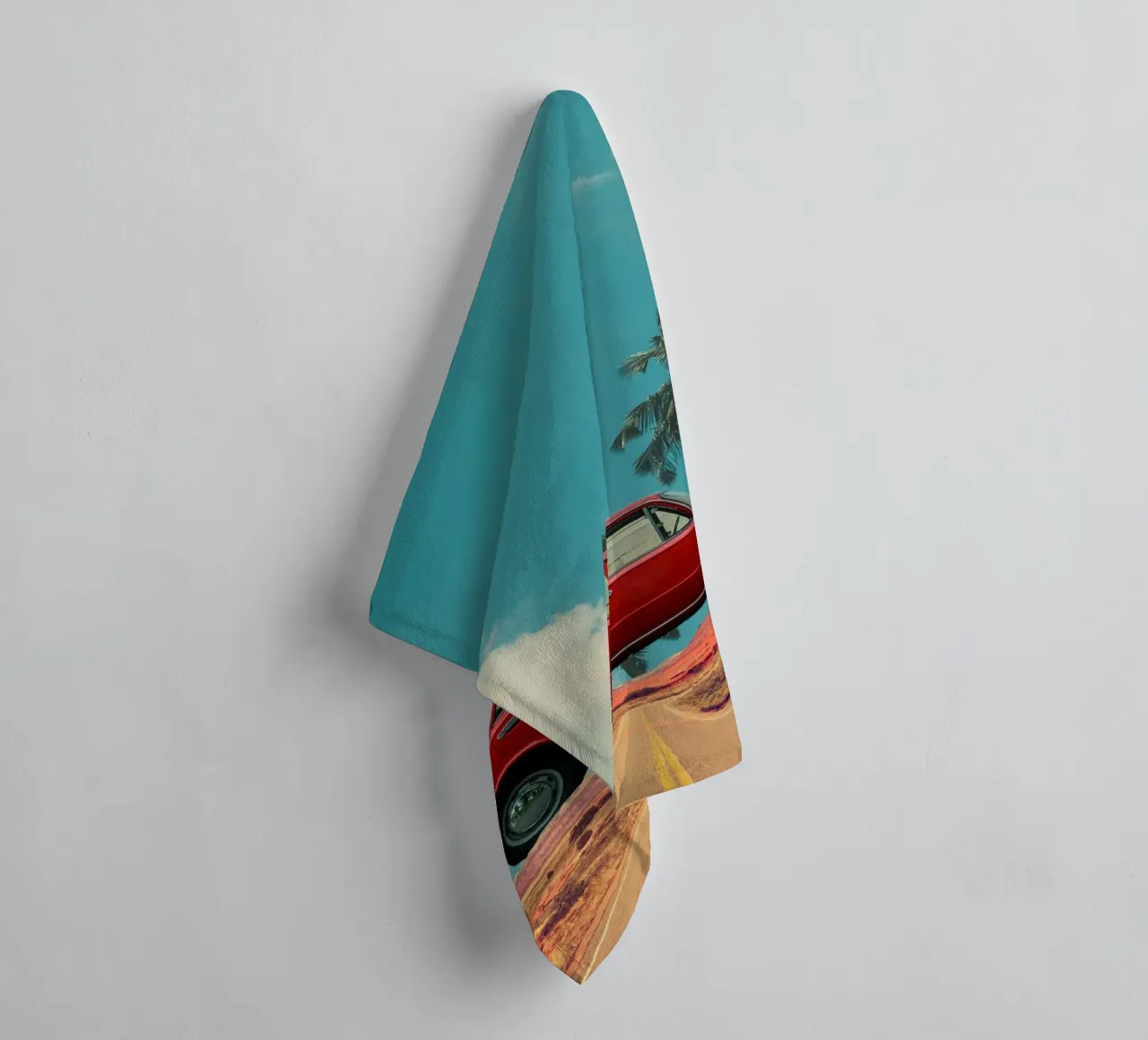 Red Car Tropical Road Trip serviette de bain de Berwies Artwork