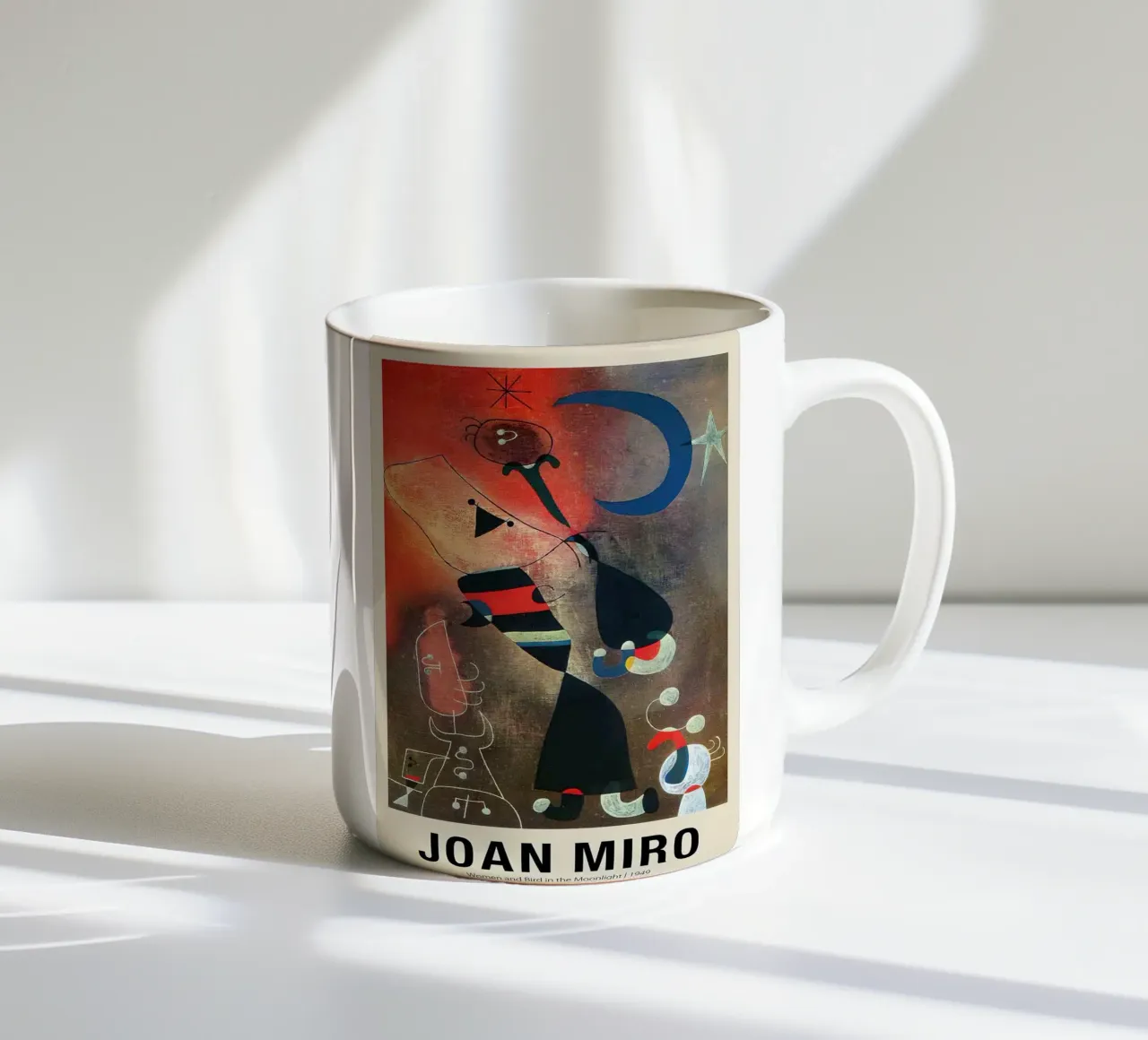 Donne e uccelli al chiaro di luna 1949 Di Joan Miro tazza in ceramica da Dixon-Gallery