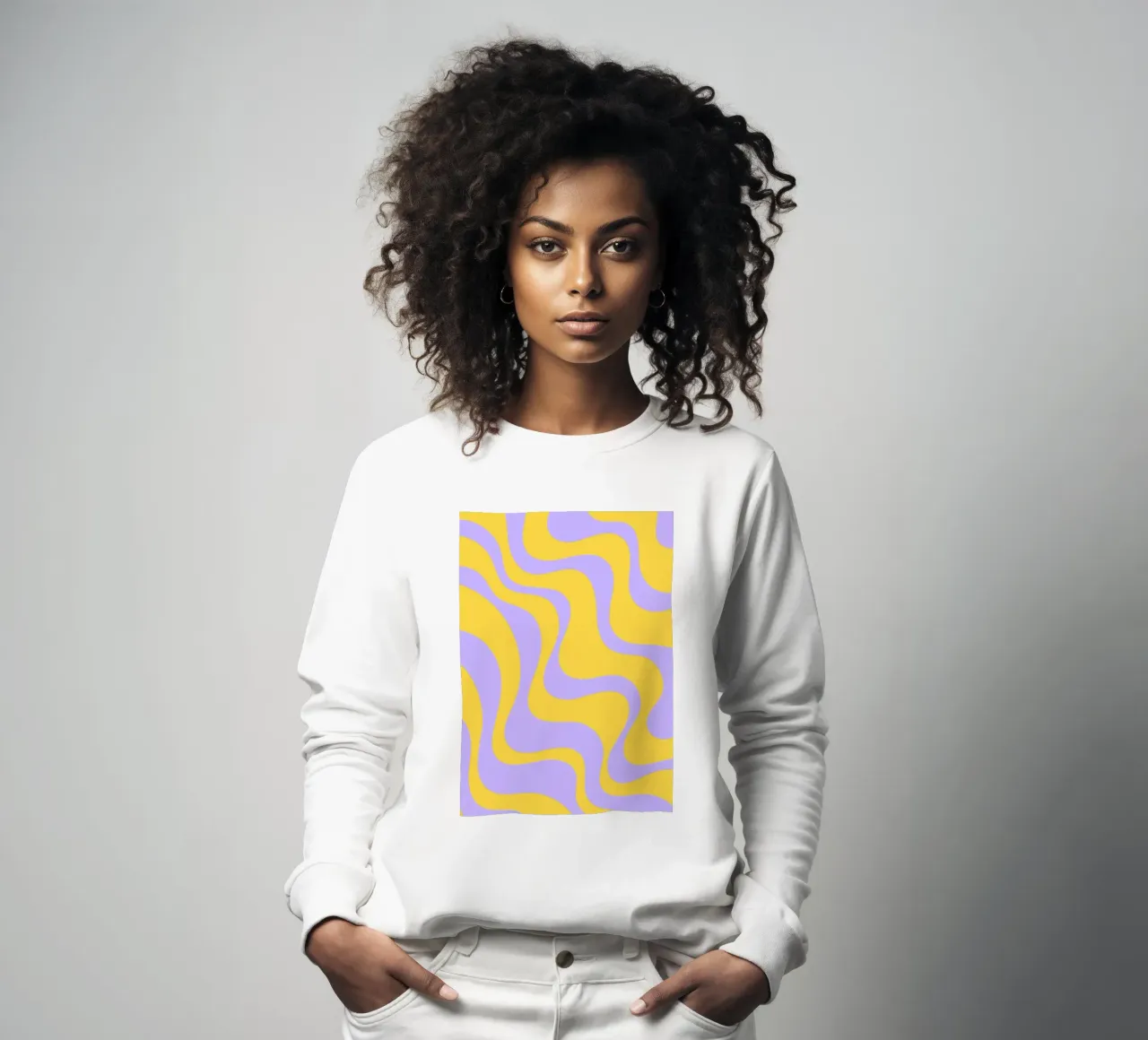 Groovy Retro Abstract Pattern in Yellow and Lavender (Motif abstrait rétro groovy en jaune et lavande) sweat de The Art Club