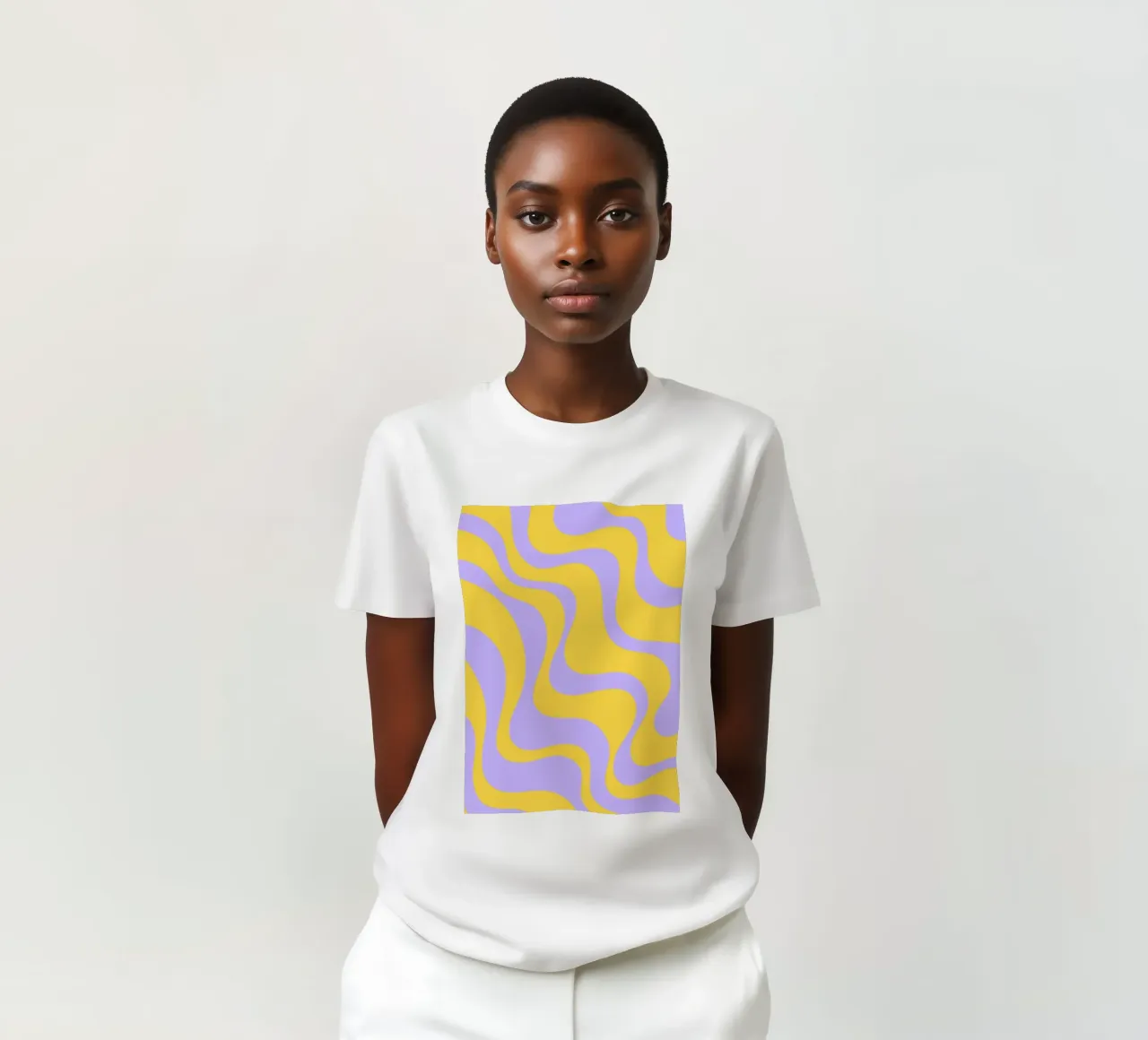 Groovy Retro Abstract Pattern in Yellow and Lavender (Motif abstrait rétro groovy en jaune et lavande) t-shirt de The Art Club