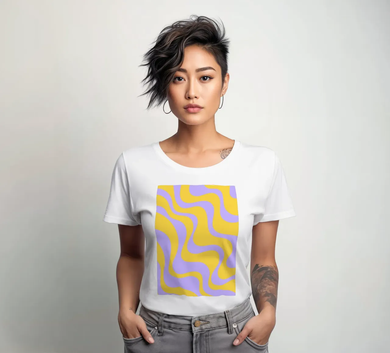 Groovy Retro Abstract Pattern in Yellow and Lavender (Motif abstrait rétro groovy en jaune et lavande) t-shirt ajusté pour femmes de The Art Club