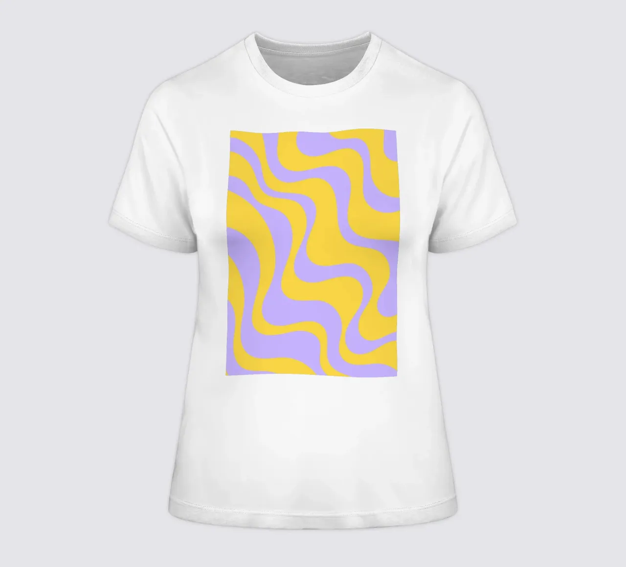 Groovy Retro Abstract Pattern in Yellow and Lavender (Motif abstrait rétro groovy en jaune et lavande) t-shirt ajusté pour femmes de The Art Club