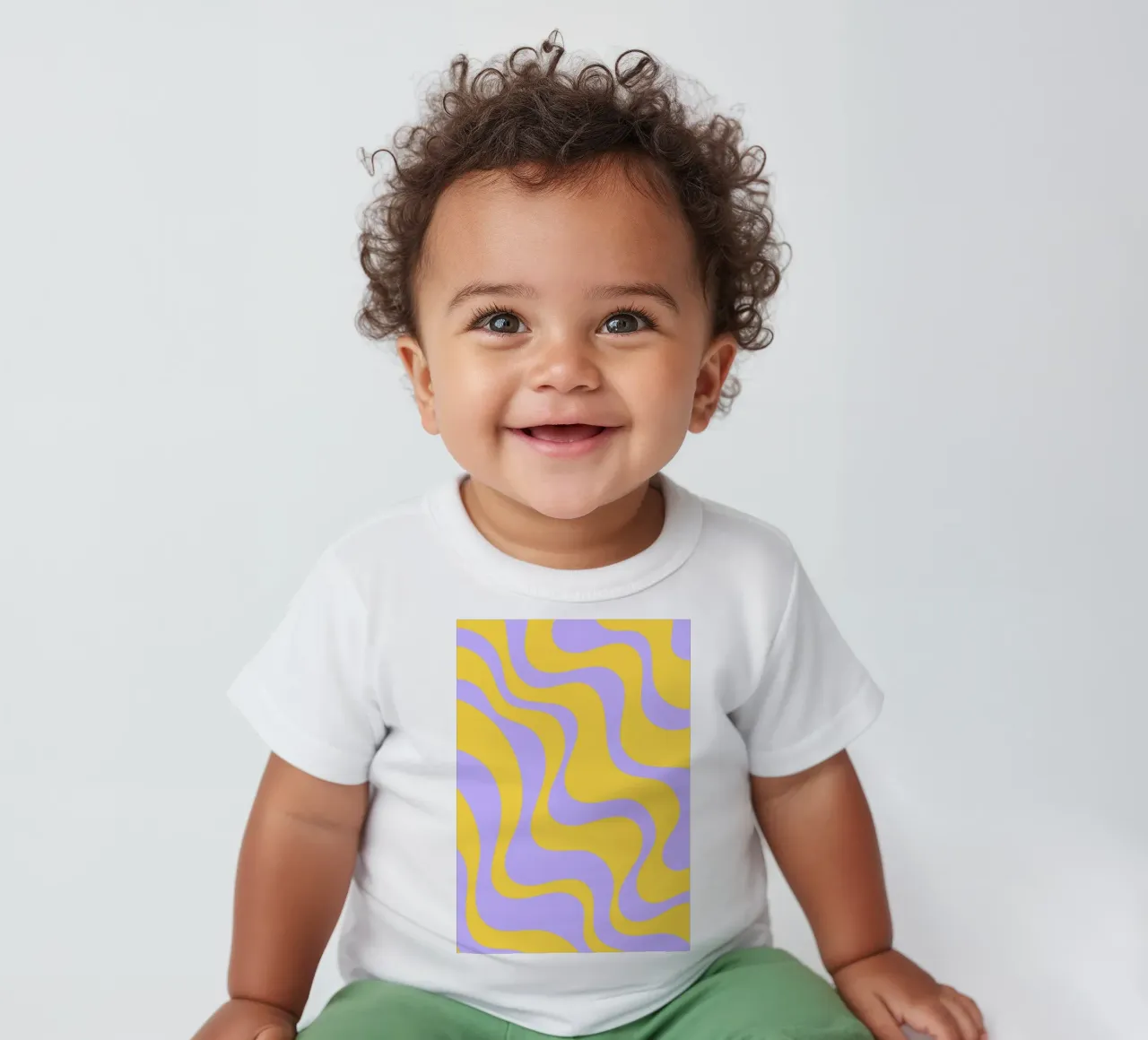 Groovy Retro Abstract Pattern in Yellow and Lavender (Motif abstrait rétro groovy en jaune et lavande) t-shirt pour bébé de The Art Club