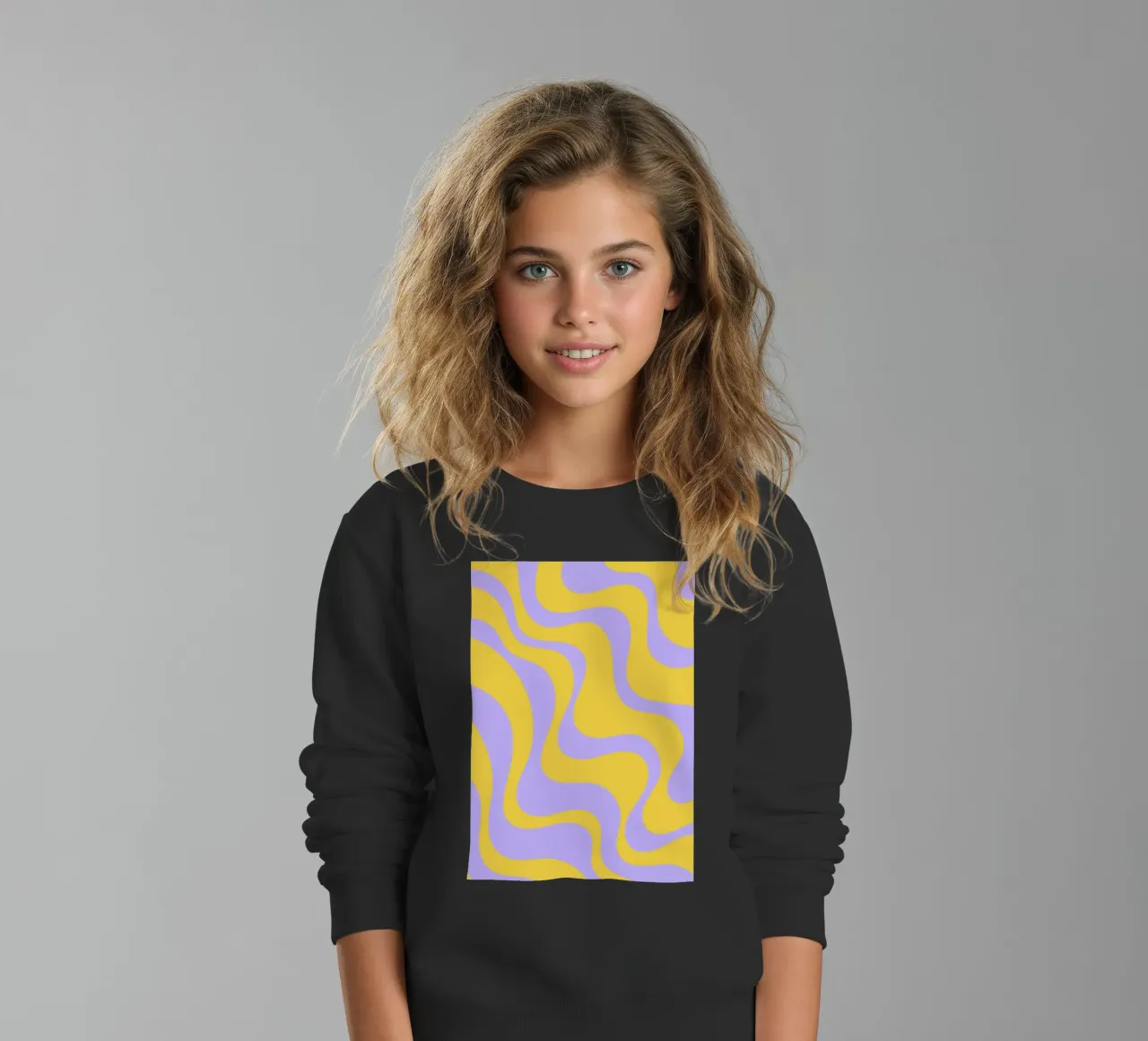 Groovy Retro Abstract Pattern in Yellow and Lavender (Motif abstrait rétro groovy en jaune et lavande) sweat enfant de The Art Club