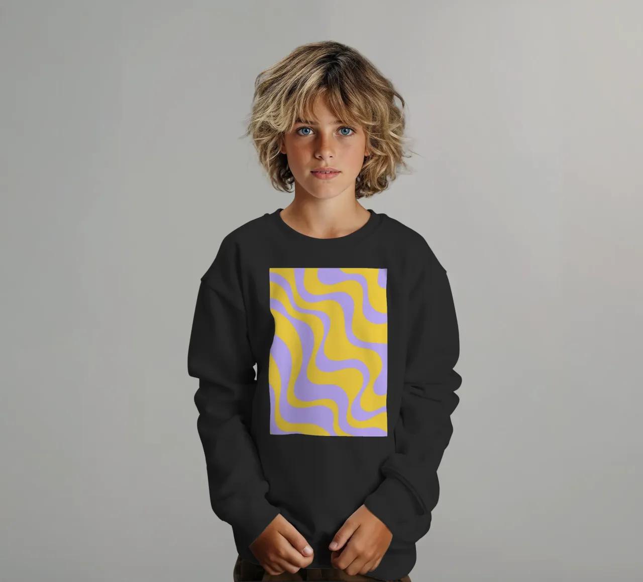 Groovy Retro Abstract Pattern in Yellow and Lavender (Motif abstrait rétro groovy en jaune et lavande) sweat enfant de The Art Club