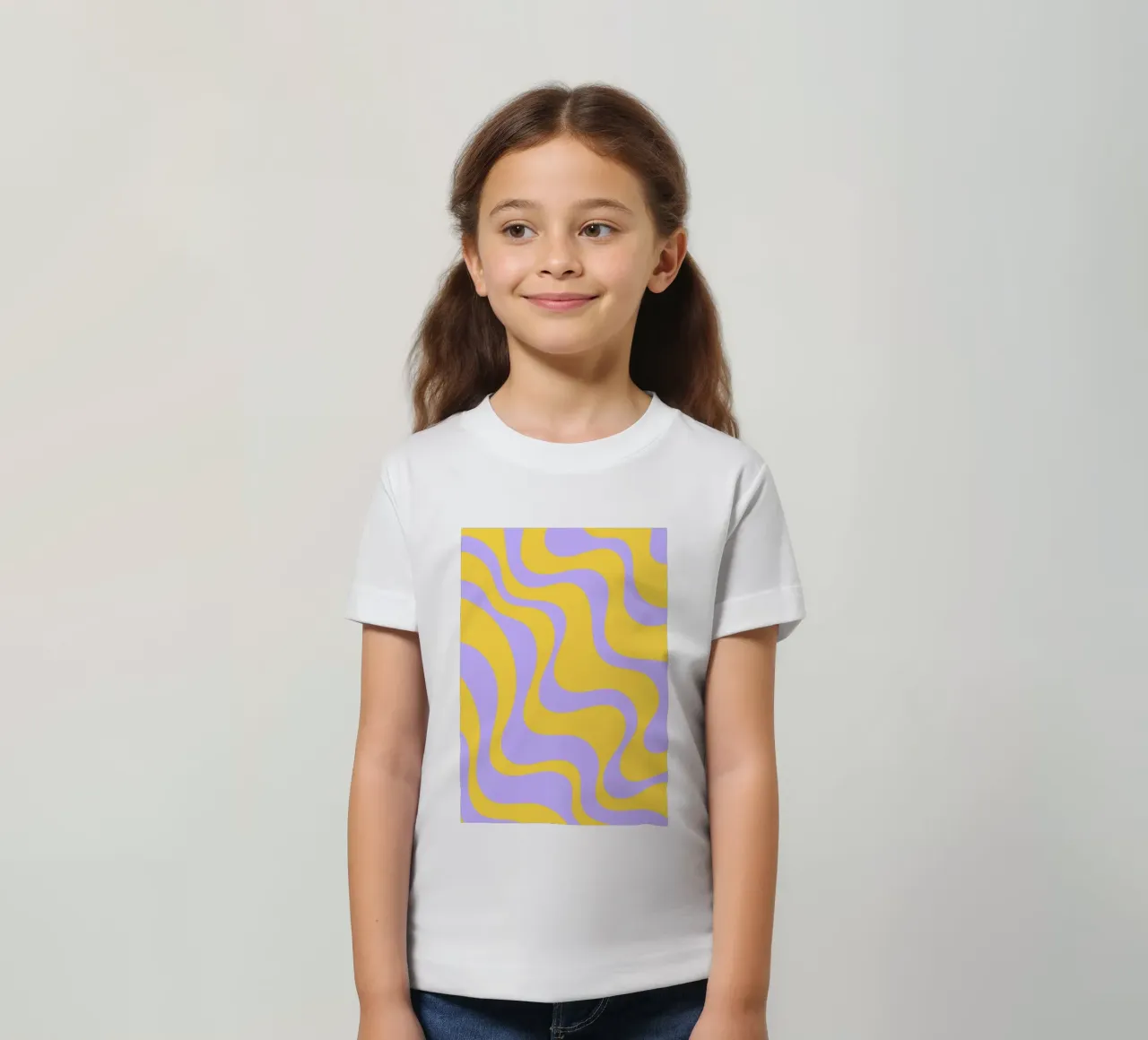Groovy Retro Abstract Pattern in Yellow and Lavender (Motif abstrait rétro groovy en jaune et lavande) t-shirt enfant de The Art Club