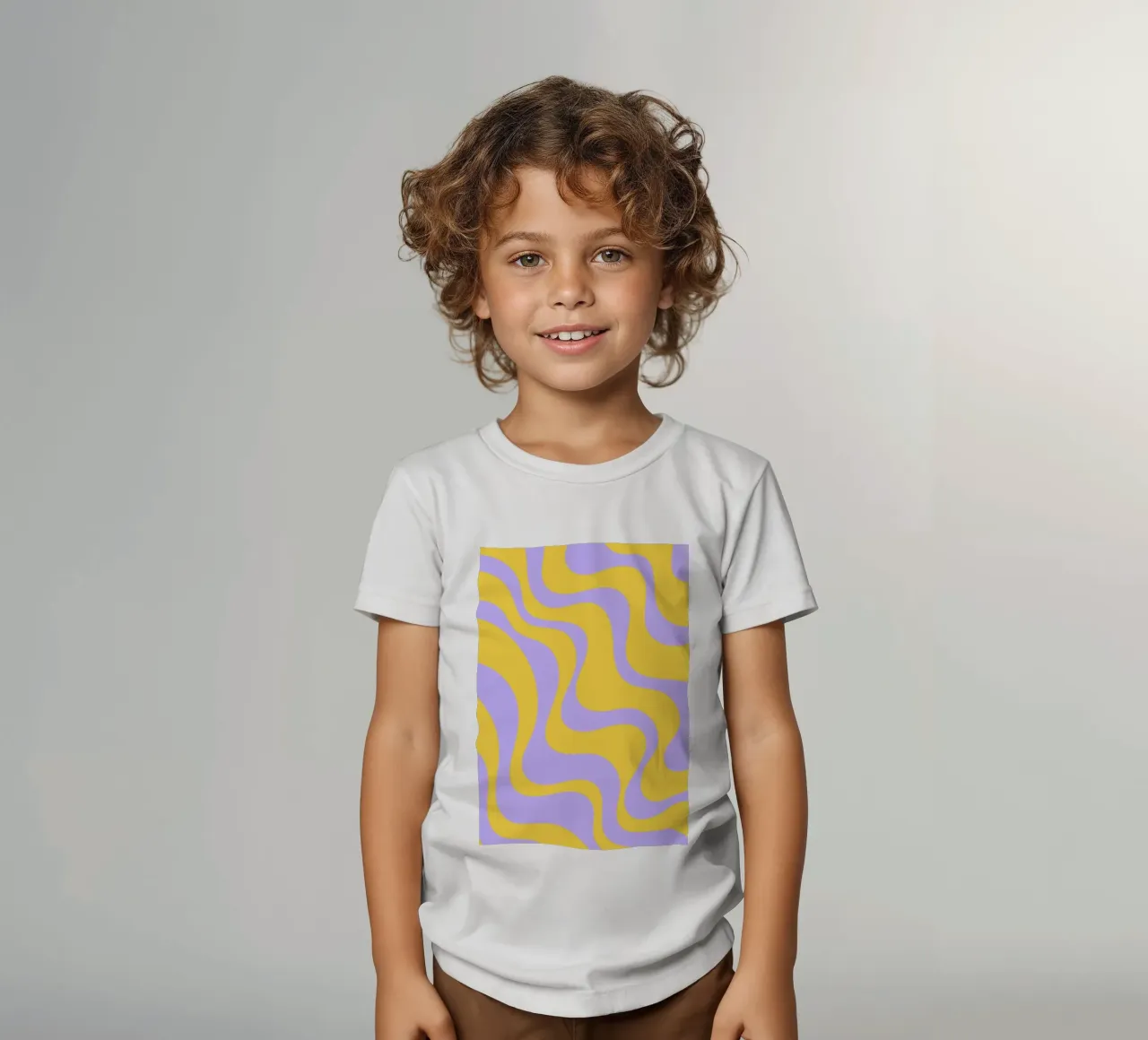 Groovy Retro Abstract Pattern in Yellow and Lavender (Motif abstrait rétro groovy en jaune et lavande) t-shirt enfant de The Art Club