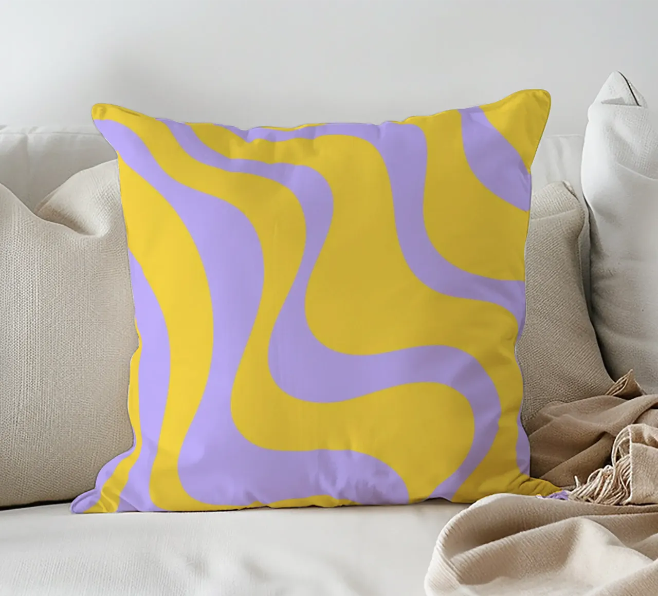 Grooviges abstraktes Retro-Muster in Gelb und Lavendel Kissen von The Art Club
