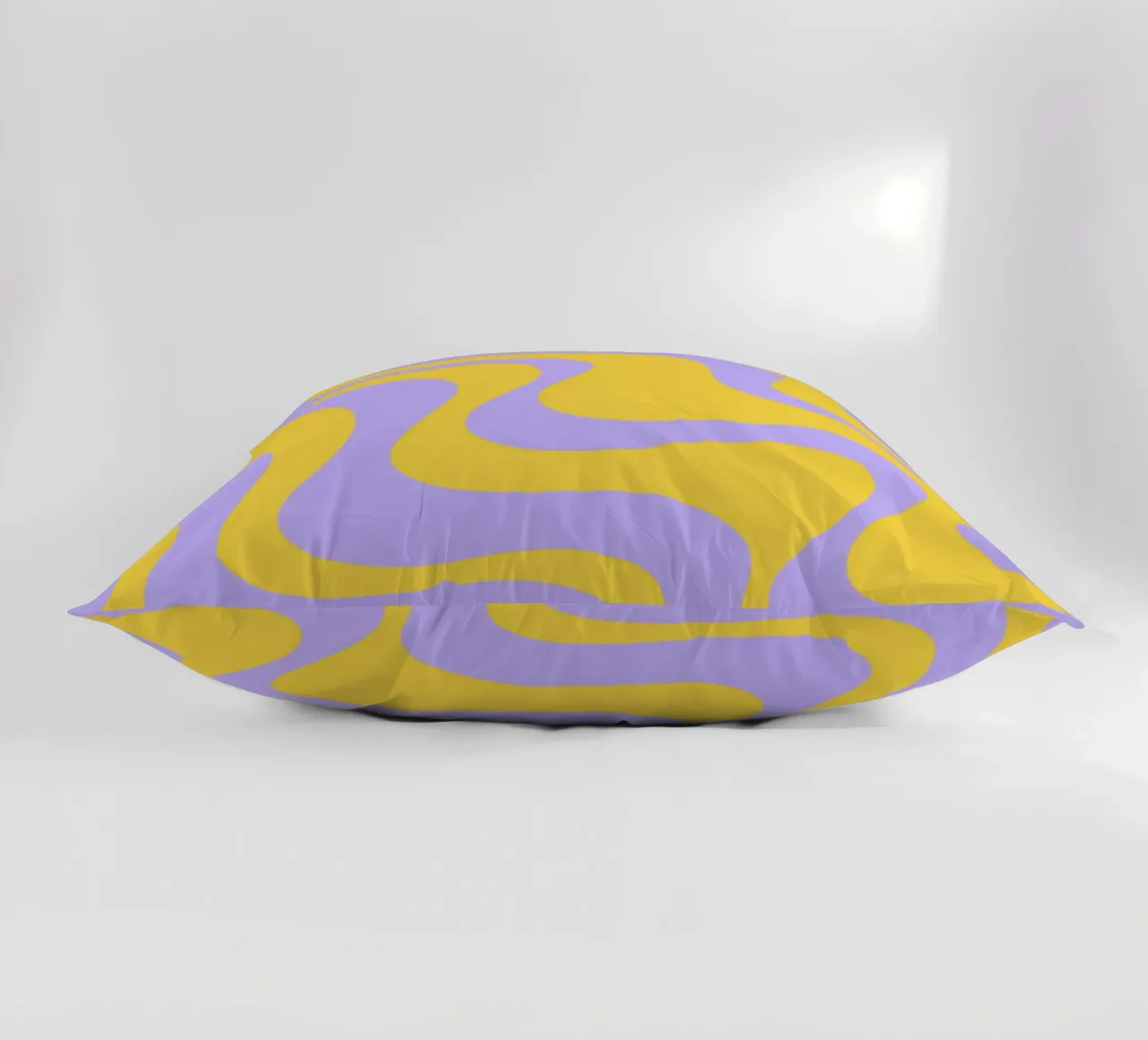 Grooviges abstraktes Retro-Muster in Gelb und Lavendel Kissen von The Art Club