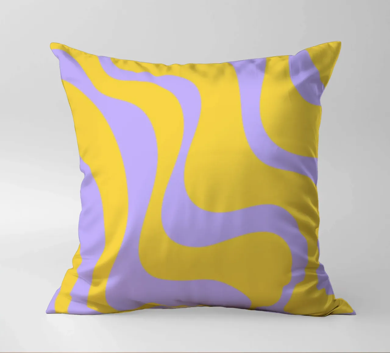 Grooviges abstraktes Retro-Muster in Gelb und Lavendel Kissen von The Art Club