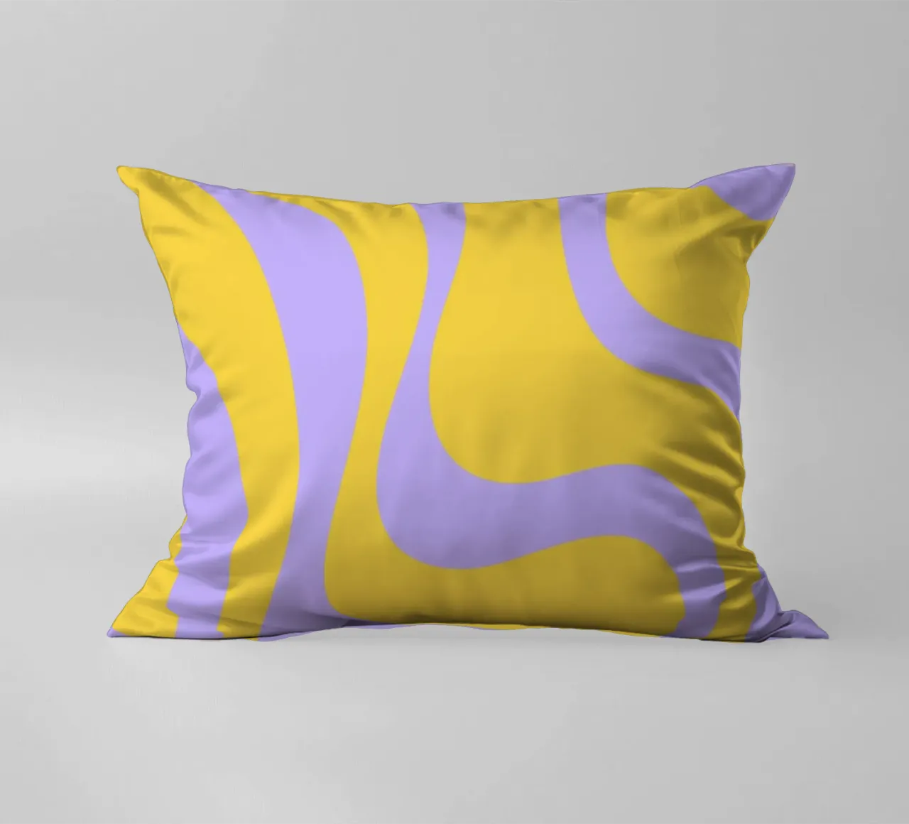 Grooviges abstraktes Retro-Muster in Gelb und Lavendel Kissen von The Art Club