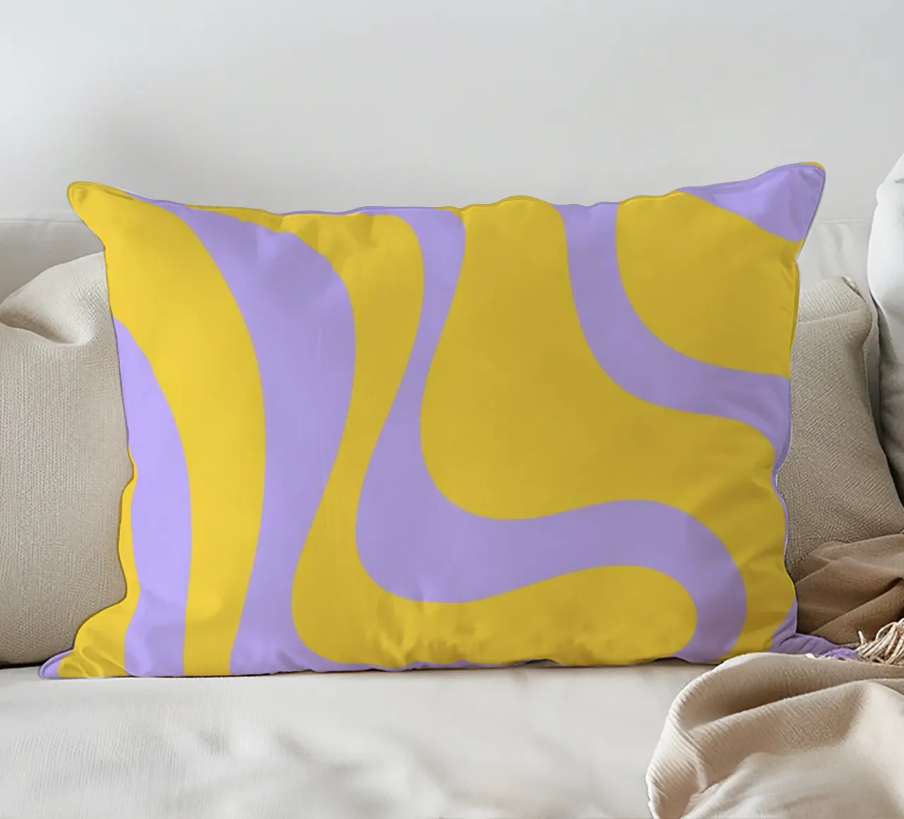Grooviges abstraktes Retro-Muster in Gelb und Lavendel Kissen von The Art Club