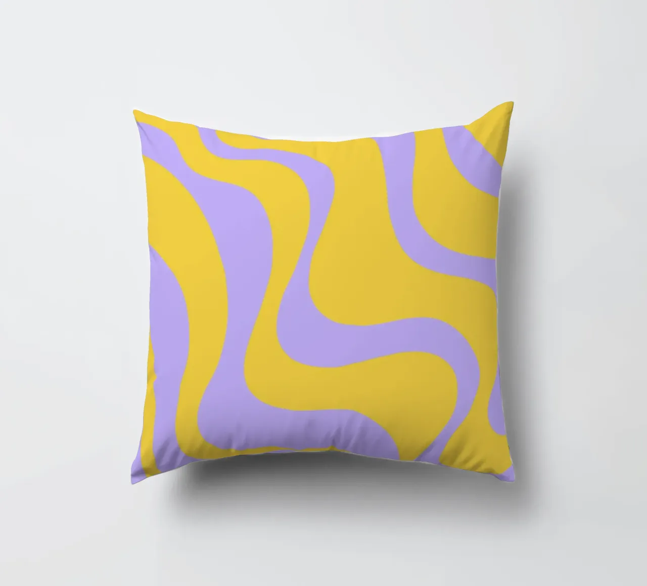 Grooviges abstraktes Retro-Muster in Gelb und Lavendel Kissen von The Art Club