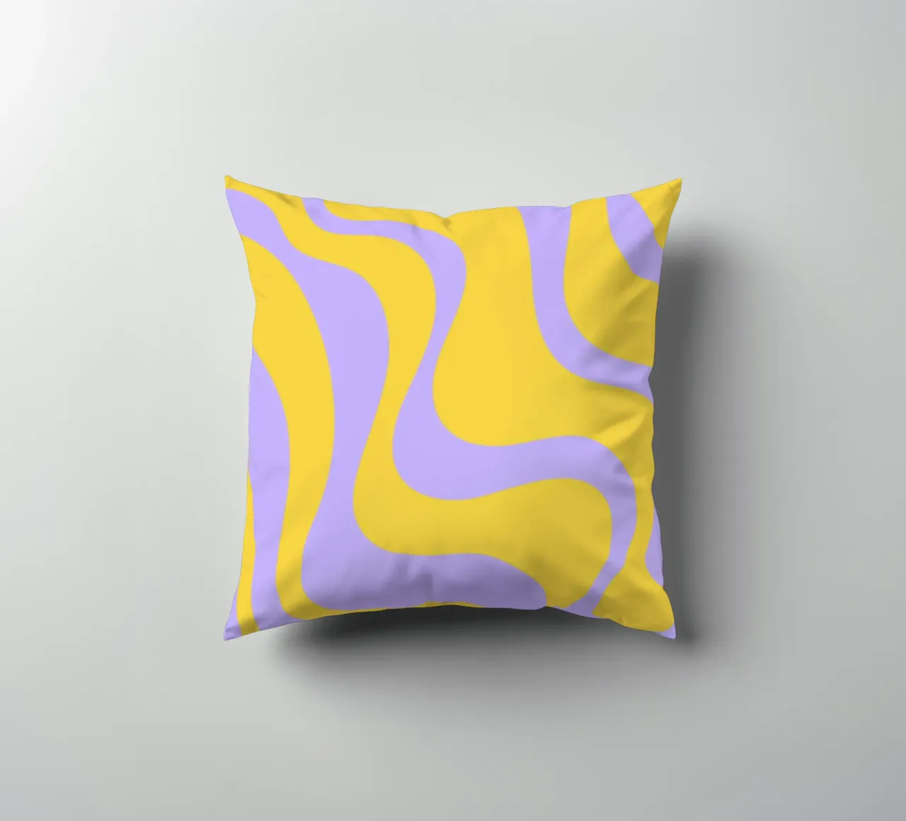 Grooviges abstraktes Retro-Muster in Gelb und Lavendel Kissen von The Art Club