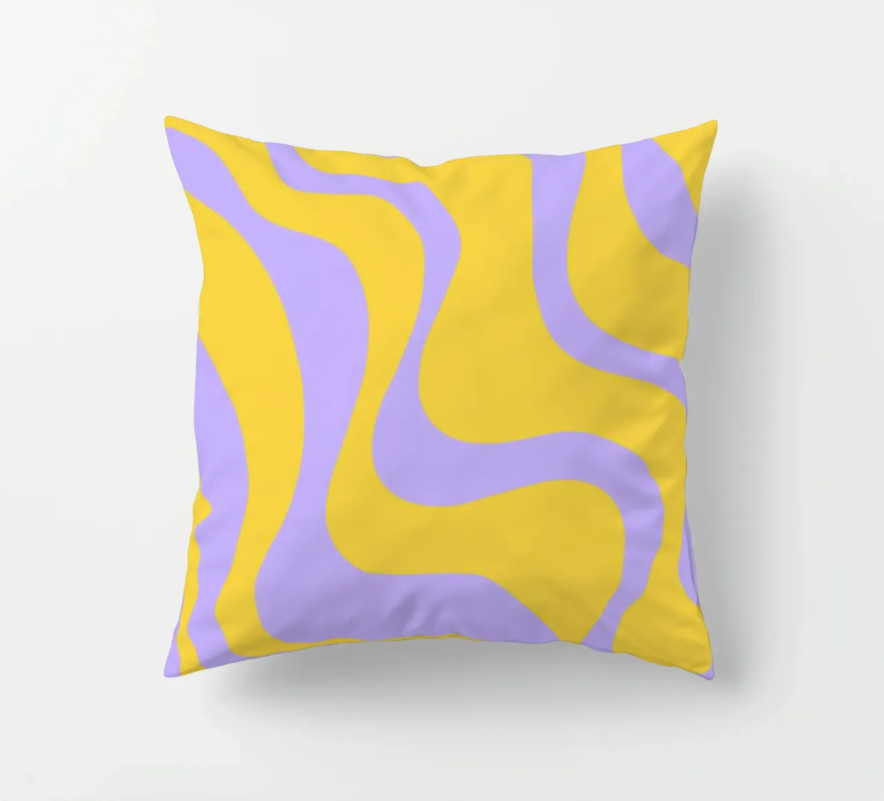 Grooviges abstraktes Retro-Muster in Gelb und Lavendel Kissen von The Art Club