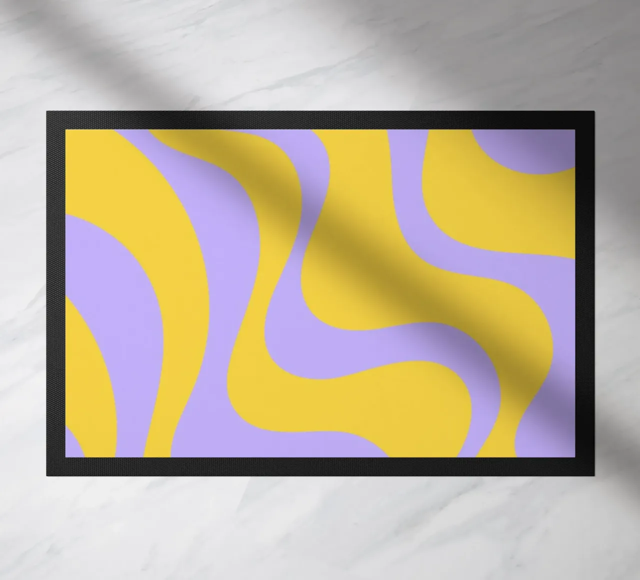 Groovy Retro Abstract Pattern in Yellow and Lavender (Motif abstrait rétro groovy en jaune et lavande) paillasson de The Art Club