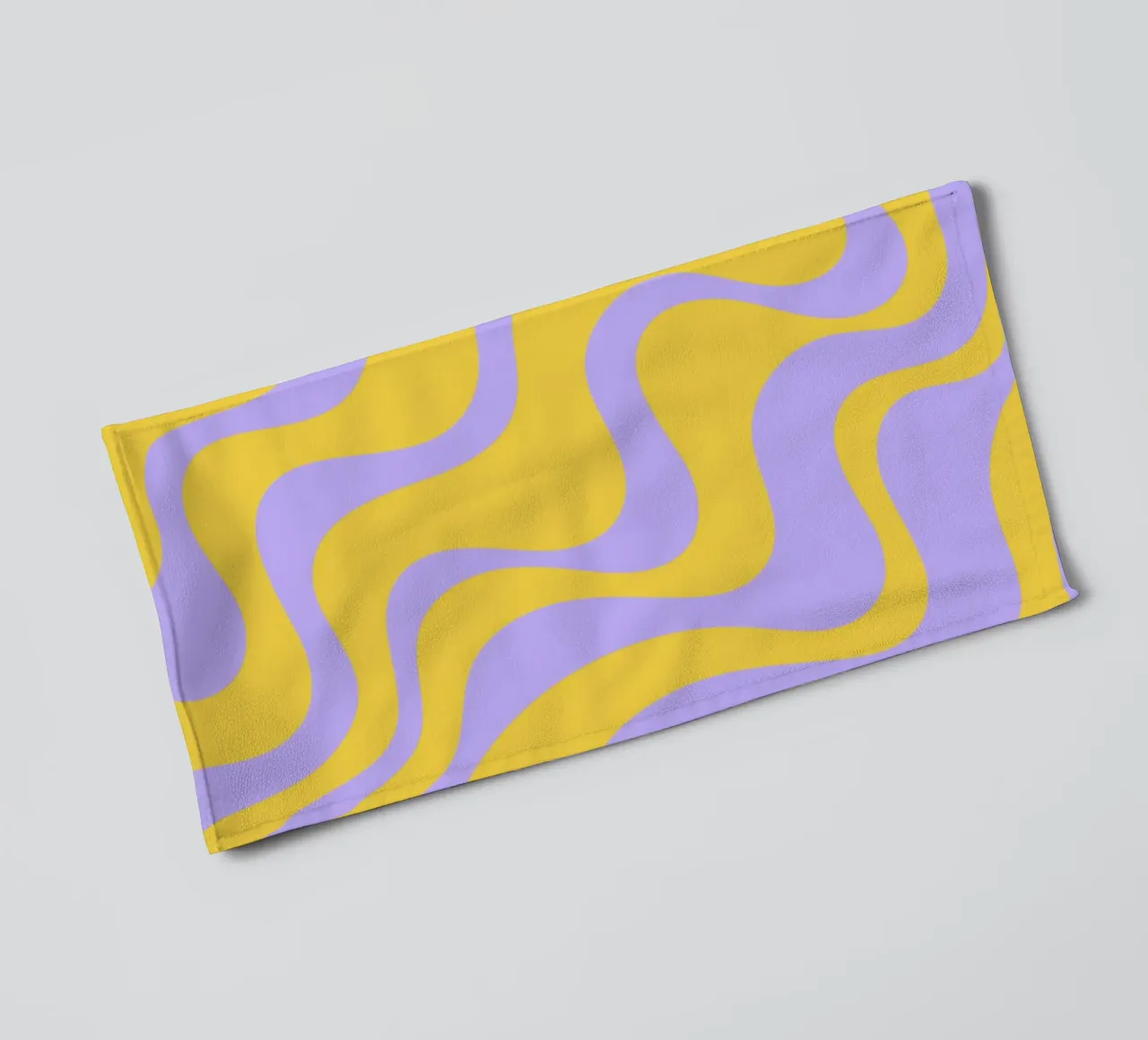 Groovy Retro Abstract Pattern in Yellow and Lavender (Motif abstrait rétro groovy en jaune et lavande) serviette de bain de The Art Club