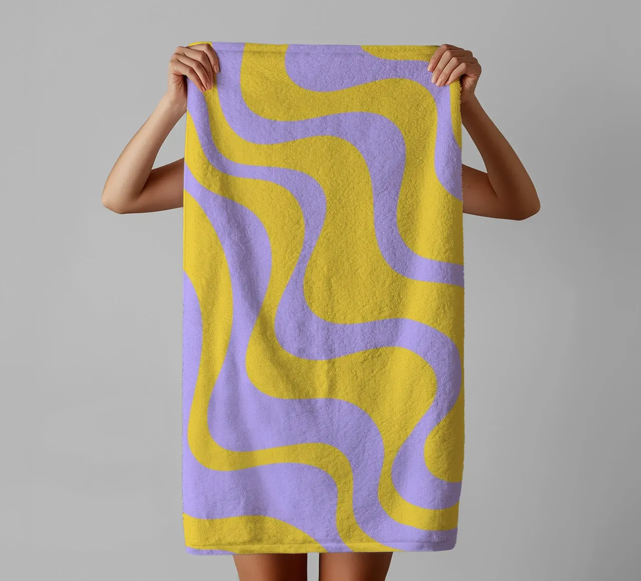 Groovy Retro Abstract Pattern in Yellow and Lavender (Motif abstrait rétro groovy en jaune et lavande) serviette de bain de The Art Club