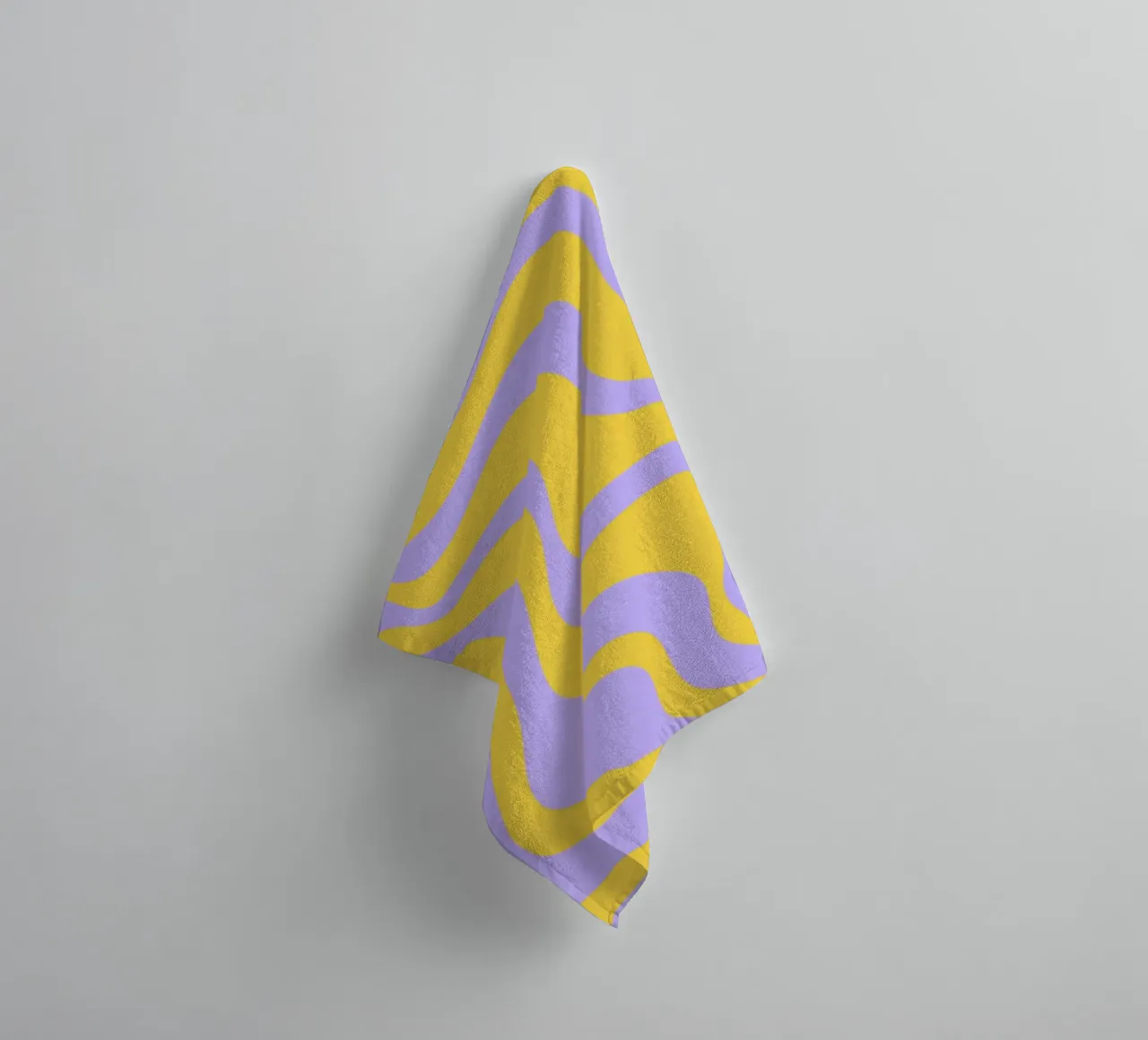 Groovy Retro Abstract Pattern in Yellow and Lavender (Motif abstrait rétro groovy en jaune et lavande) serviette de bain de The Art Club