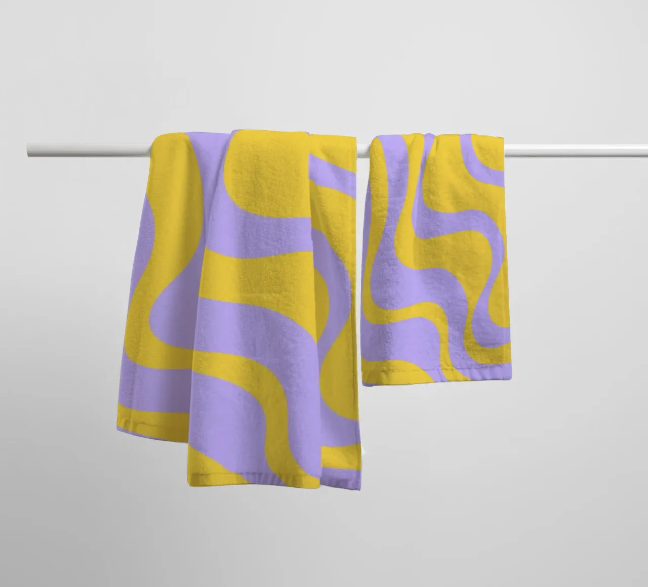 Groovy Retro Abstract Pattern in Yellow and Lavender (Motif abstrait rétro groovy en jaune et lavande) serviette de bain de The Art Club