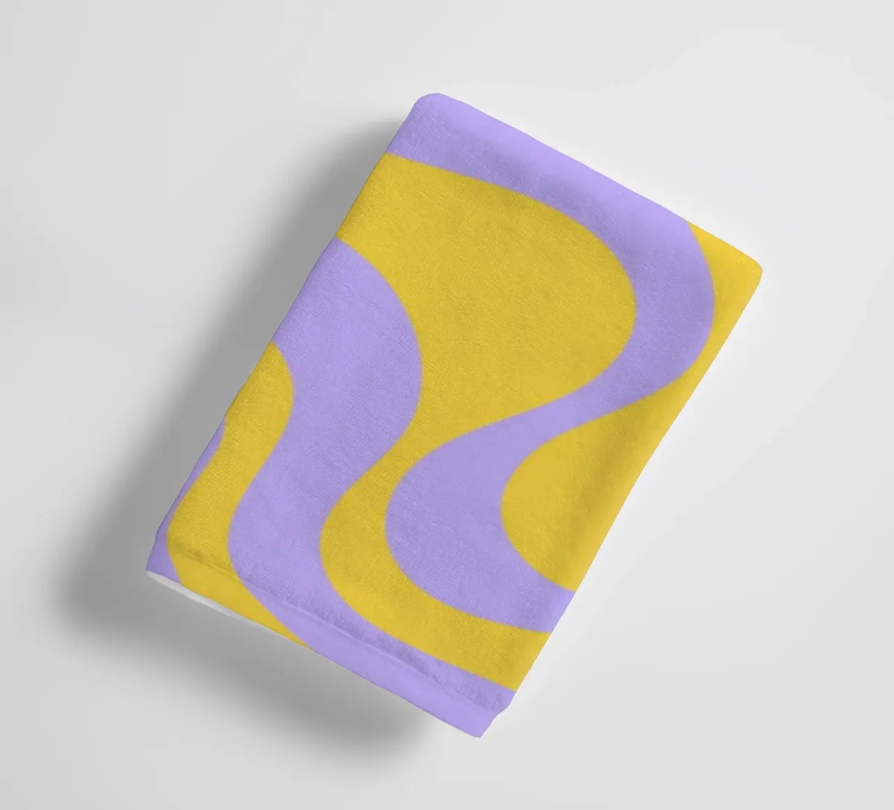 Groovy Retro Abstract Pattern in Yellow and Lavender (Motif abstrait rétro groovy en jaune et lavande) serviette de bain de The Art Club