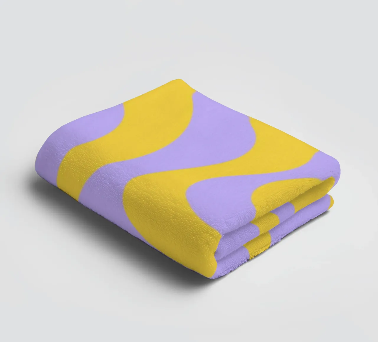 Groovy Retro Abstract Pattern in Yellow and Lavender (Motif abstrait rétro groovy en jaune et lavande) serviette de bain de The Art Club