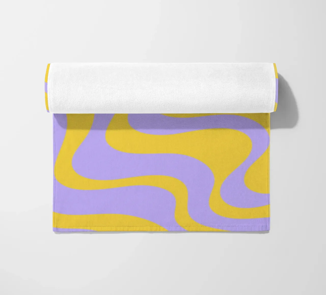 Grooviges abstraktes Retro-Muster in Gelb und Lavendel Strandtuch von The Art Club
