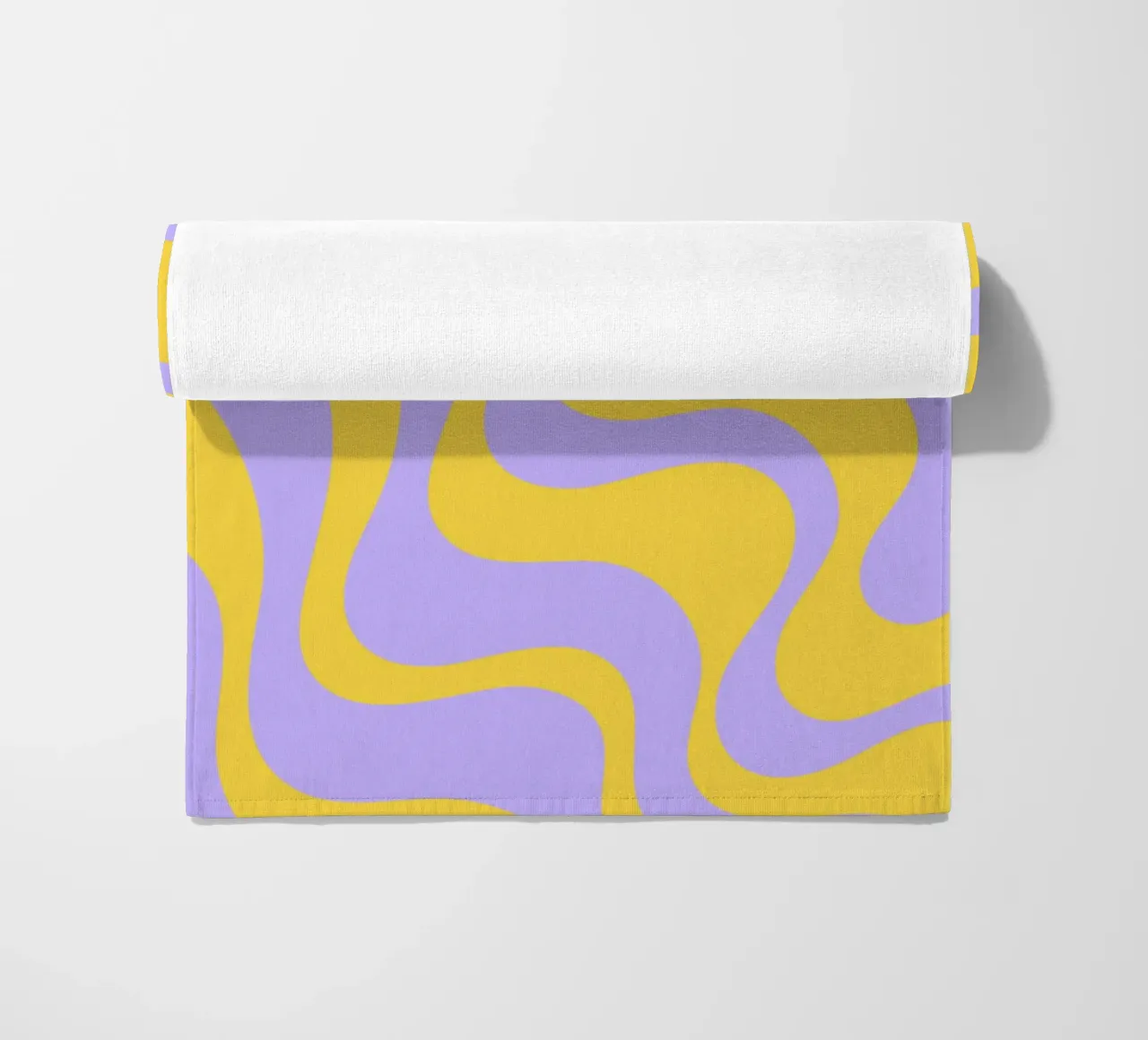 Grooviges abstraktes Retro-Muster in Gelb und Lavendel Strandtuch von The Art Club