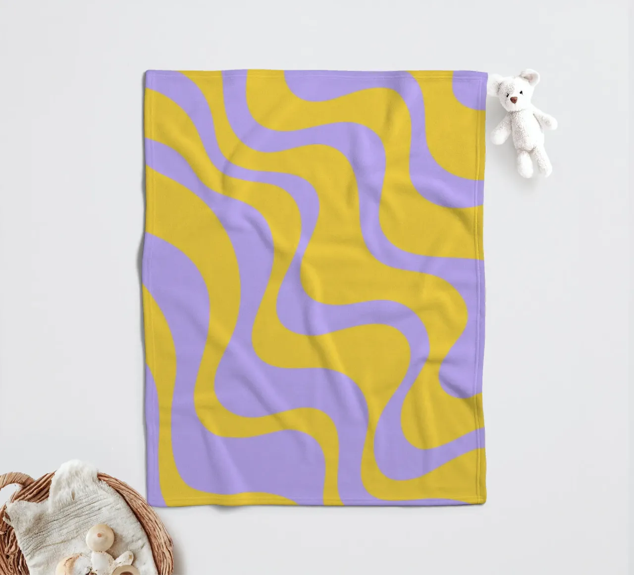 Grooviges abstraktes Retro-Muster in Gelb und Lavendel Fleecedecke von The Art Club