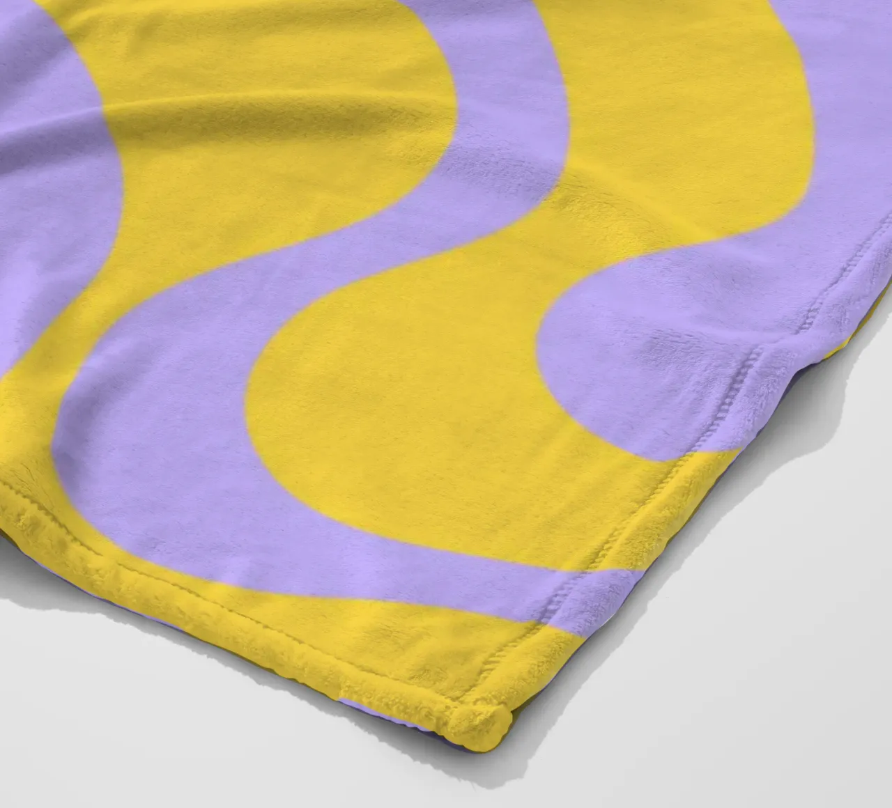 Grooviges abstraktes Retro-Muster in Gelb und Lavendel Fleecedecke von The Art Club