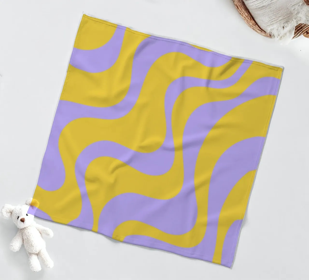 Grooviges abstraktes Retro-Muster in Gelb und Lavendel Fleecedecke von The Art Club