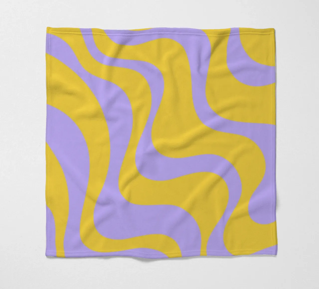 Grooviges abstraktes Retro-Muster in Gelb und Lavendel Fleecedecke von The Art Club