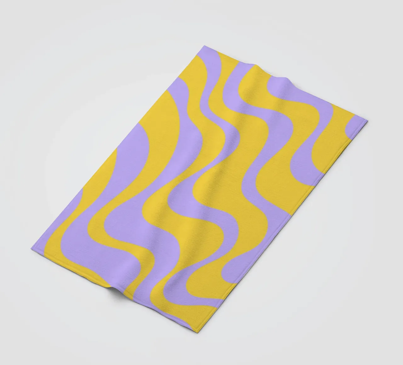 Grooviges abstraktes Retro-Muster in Gelb und Lavendel Fleecedecke von The Art Club