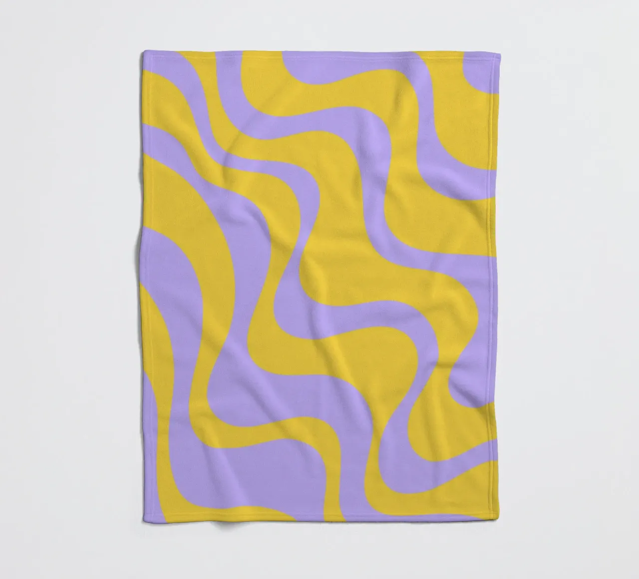 Grooviges abstraktes Retro-Muster in Gelb und Lavendel Fleecedecke von The Art Club