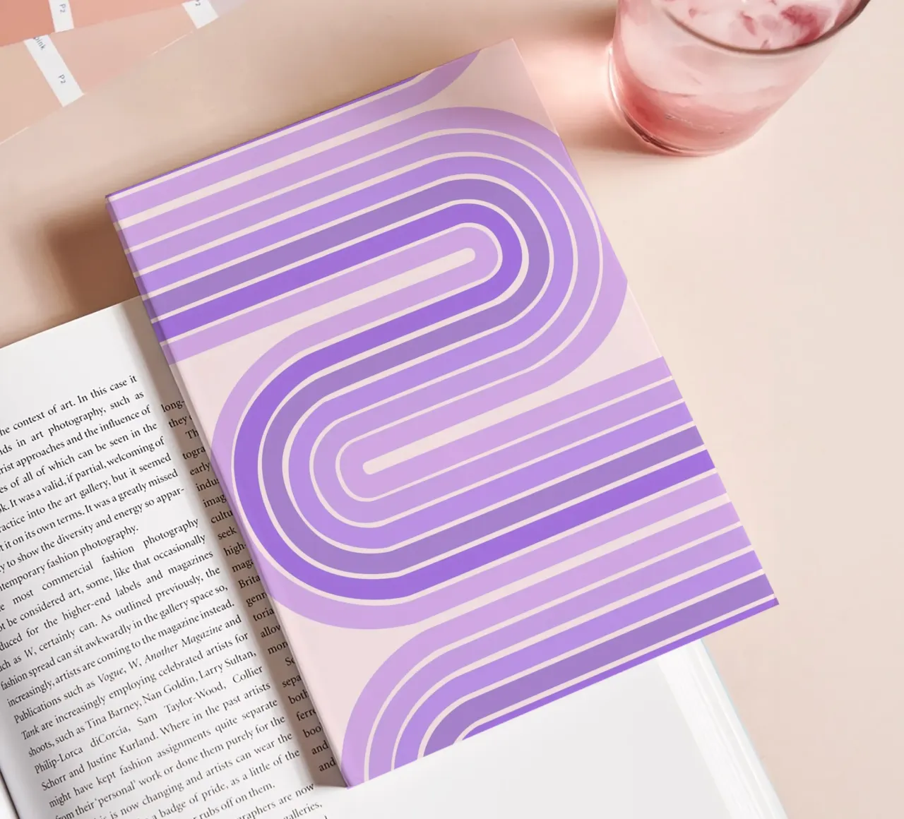 Design retrò a linee curve con estetica minimalista diario da The Art Club