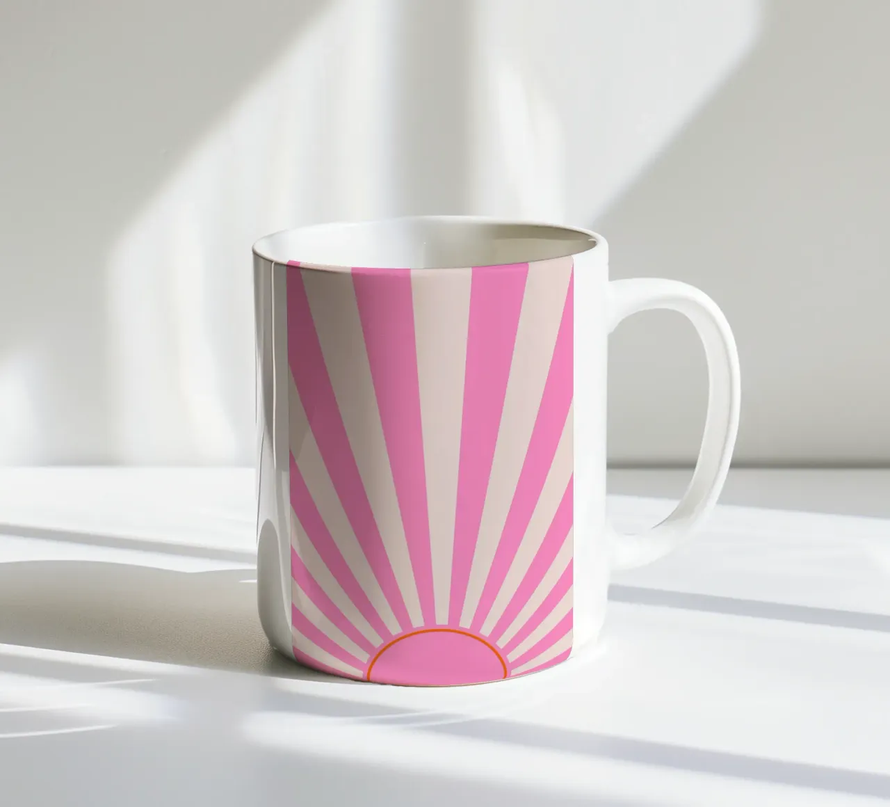 Sanftes Retro-Sonnenaufgangs-Design in Rosa- und Cremetönen Keramik Tasse von The Art Club