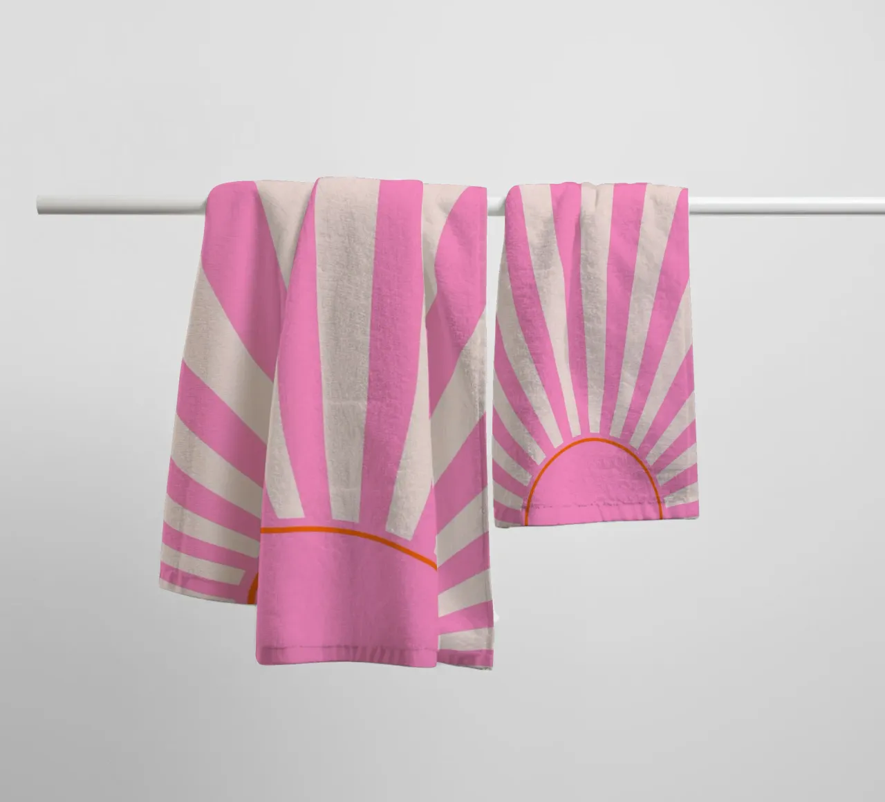 Motif doux et rétro de l'aube dans les tons rose et crème serviette de bain de The Art Club