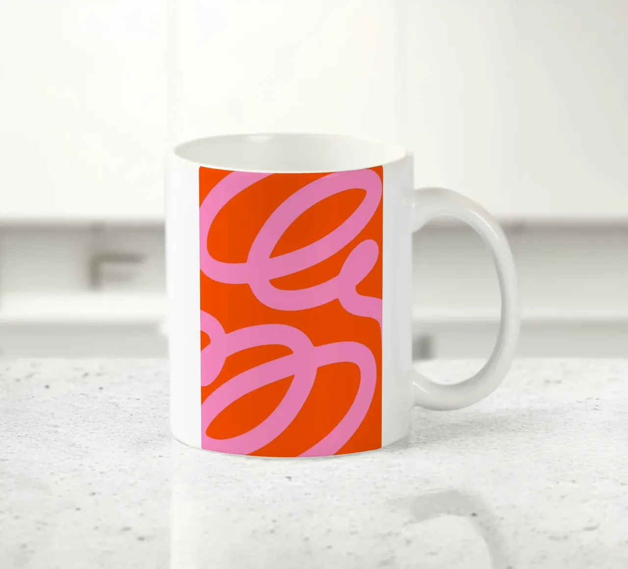 Vet abstract krabbelontwerp in roze en oranje keramische mok van The Art Club