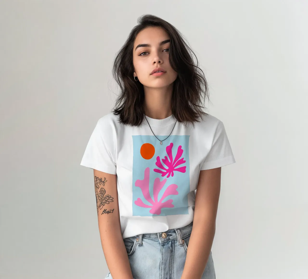 Forme botaniche astratte in rosa e blu con arancione t-shirt da The Art Club