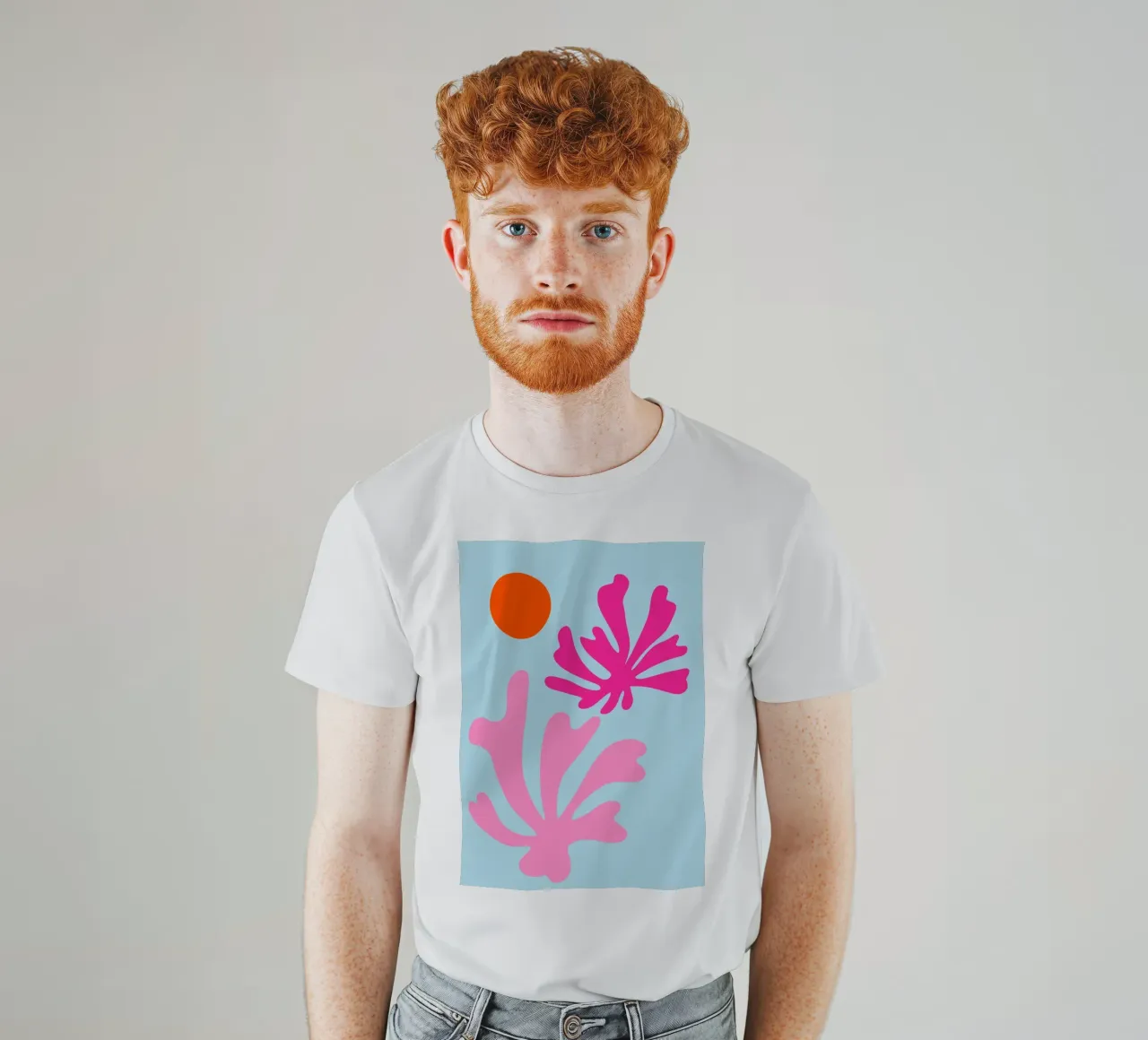 Forme botaniche astratte in rosa e blu con arancione t-shirt da The Art Club