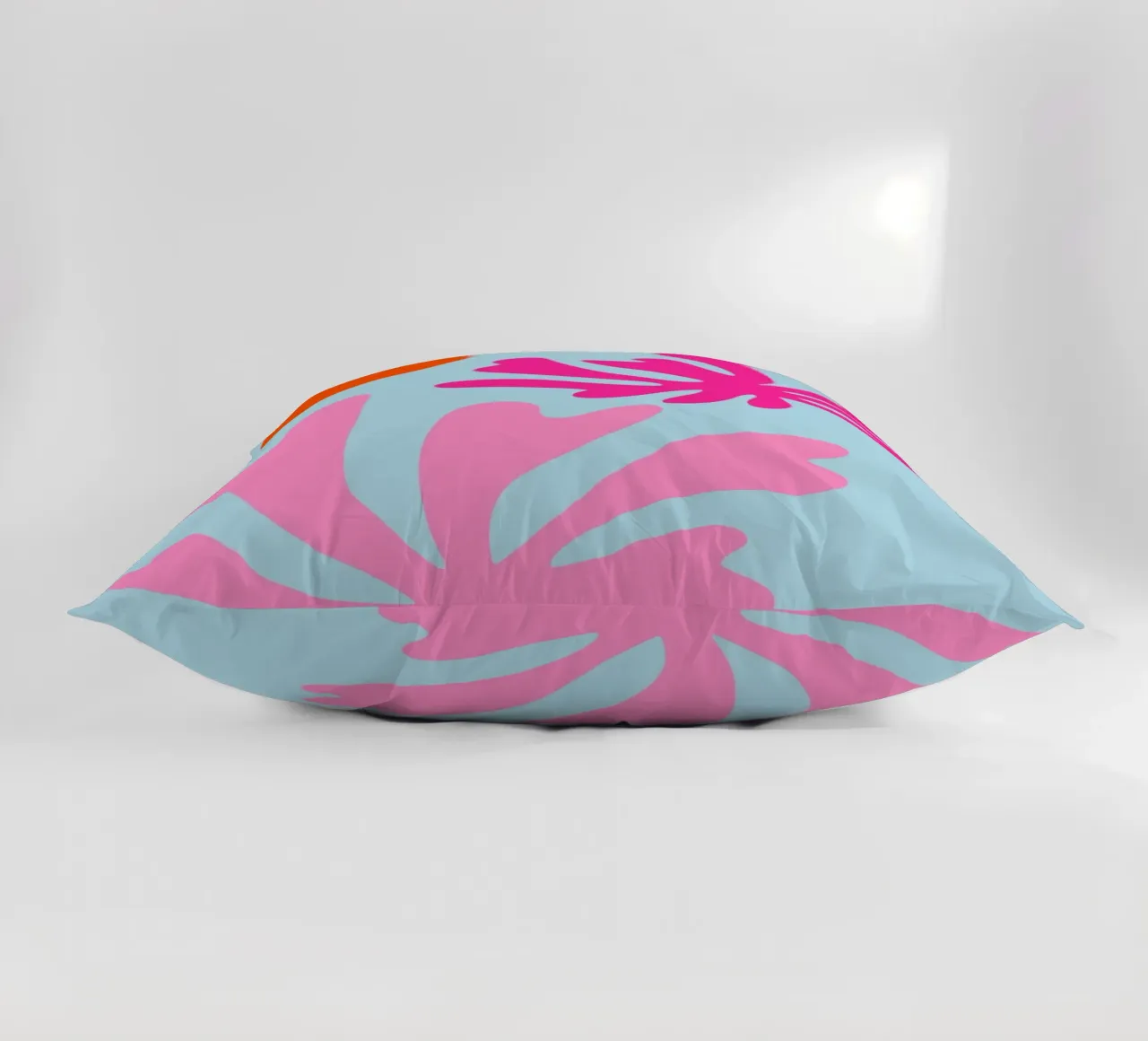 Forme botaniche astratte in rosa e blu con arancione cuscino da The Art Club