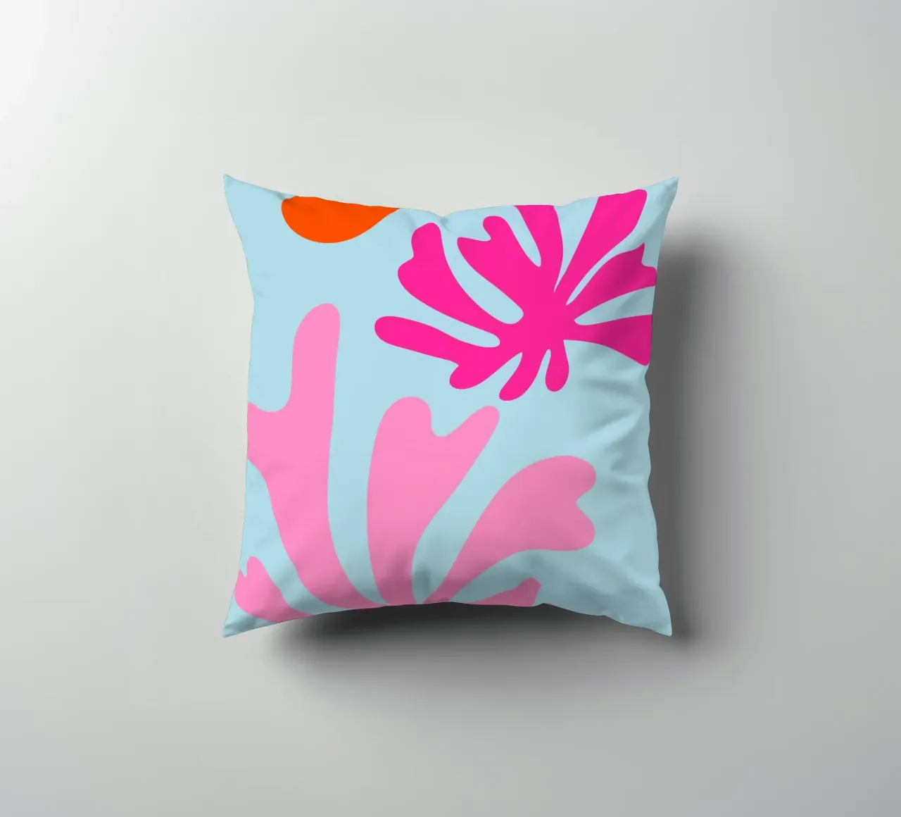 Forme botaniche astratte in rosa e blu con arancione cuscino da The Art Club