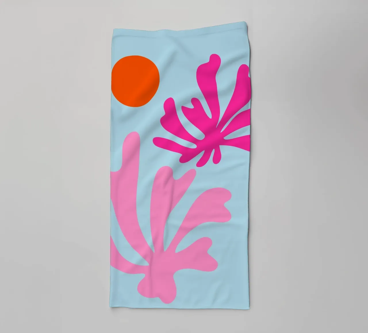 Forme botaniche astratte in rosa e blu con arancione asciugamano da bagno da The Art Club