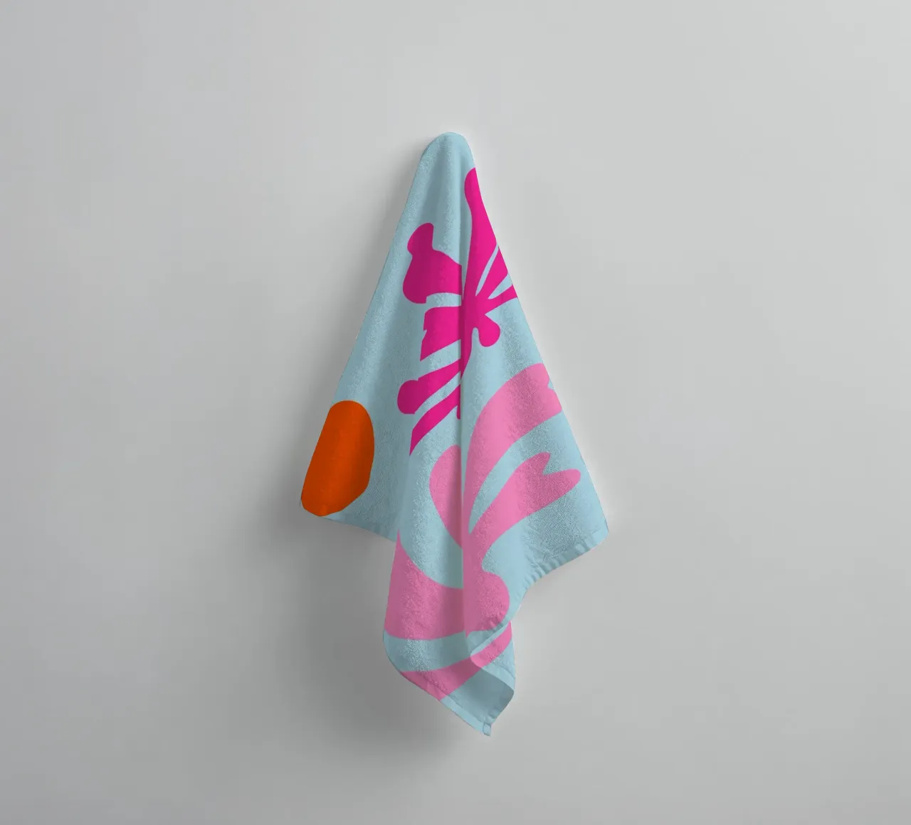 Forme botaniche astratte in rosa e blu con arancione asciugamano da bagno da The Art Club
