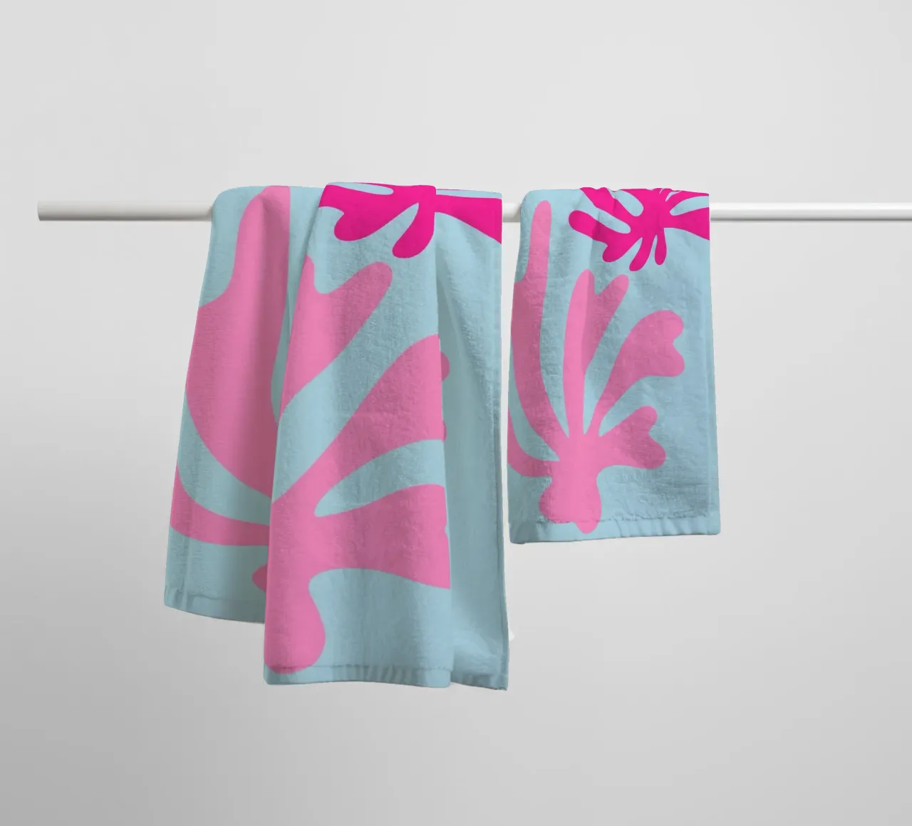 Forme botaniche astratte in rosa e blu con arancione asciugamano da bagno da The Art Club