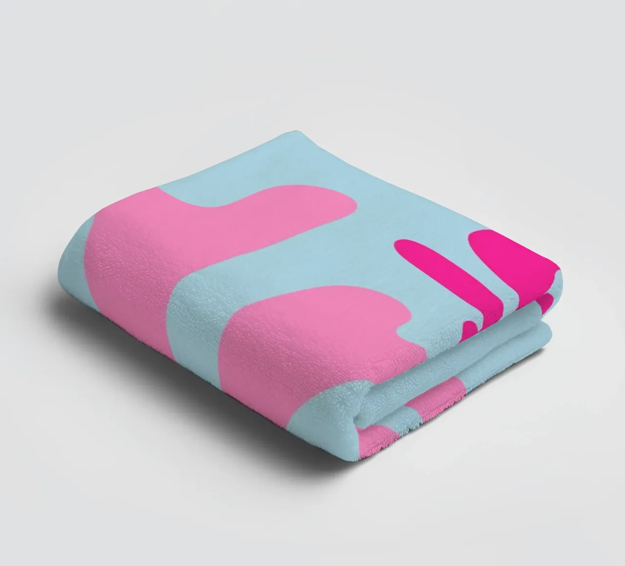 Forme botaniche astratte in rosa e blu con arancione asciugamano da bagno da The Art Club