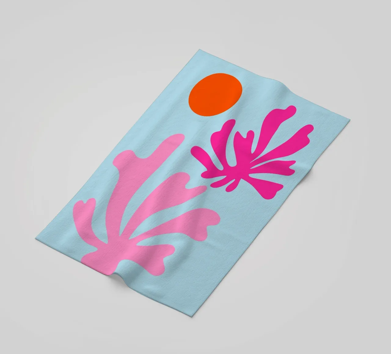 Forme botaniche astratte in rosa e blu con arancione telo mare da The Art Club
