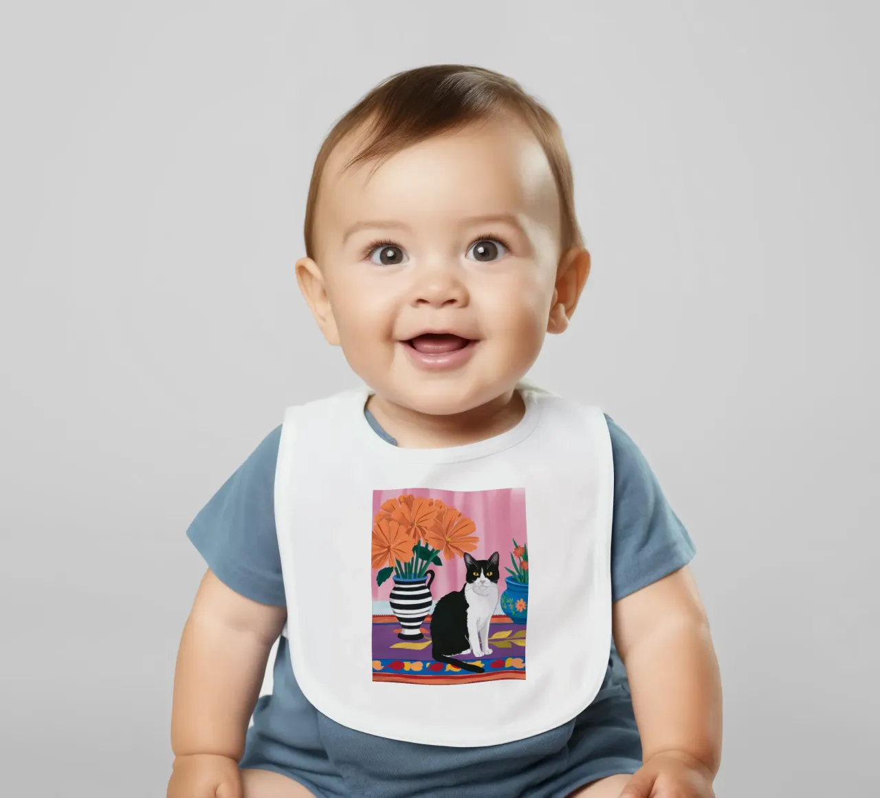 Gatto su un vaso a righe bavaglino da Veil Maya