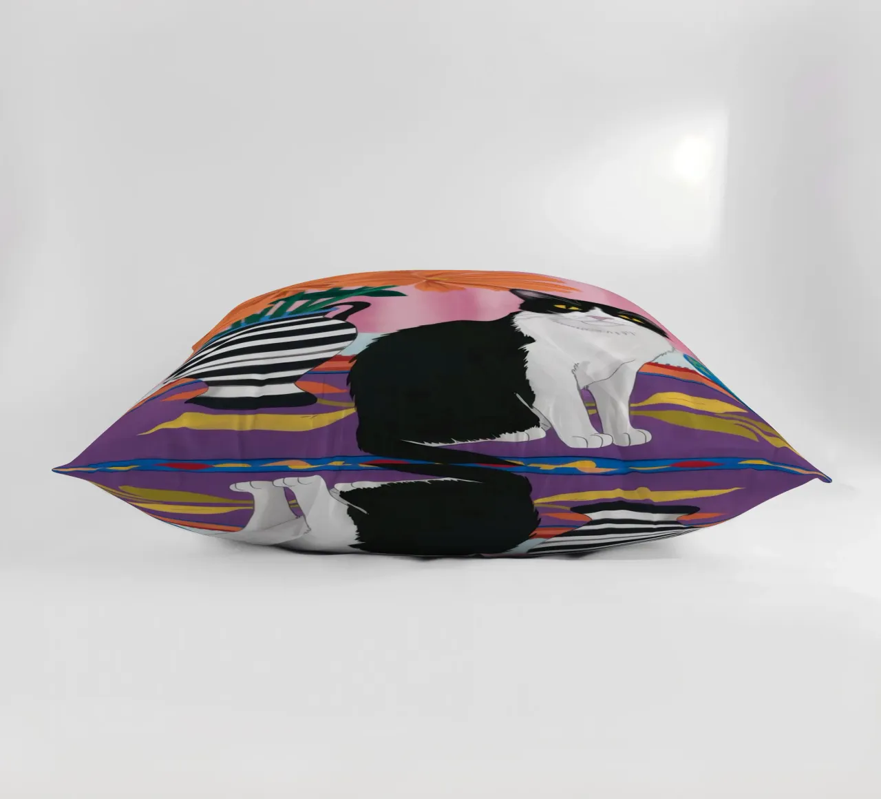 Gatto su un vaso a righe cuscino da Veil Maya