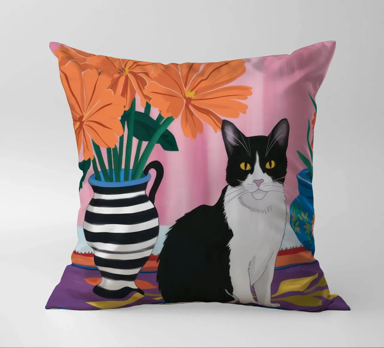 Gatto su un vaso a righe cuscino da Veil Maya